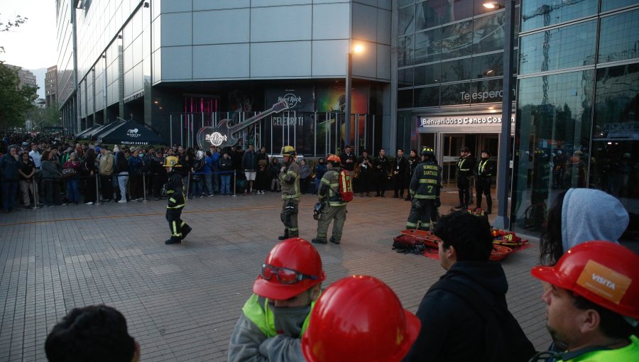 Bomberos controla incendio en Costanera Center y trabaja en ventilación para reapertura