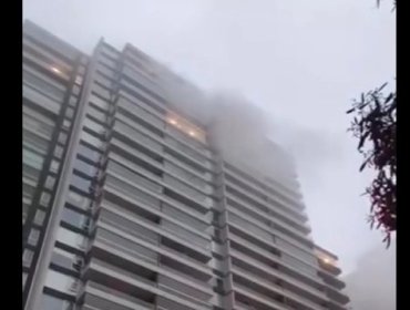 Incendio afecta a un departamento en la Av. Costa de Montemar en Concón: evacúan a residentes del edificio