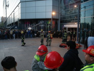 Bomberos controla incendio en Costanera Center y trabaja en ventilación para reapertura