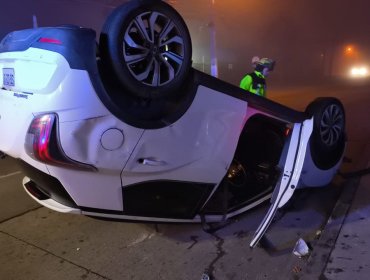 Investigan accidente de tránsito que terminó con auto volcado en cerro Placeres: vecinos afirman que conductora se dio a la fuga