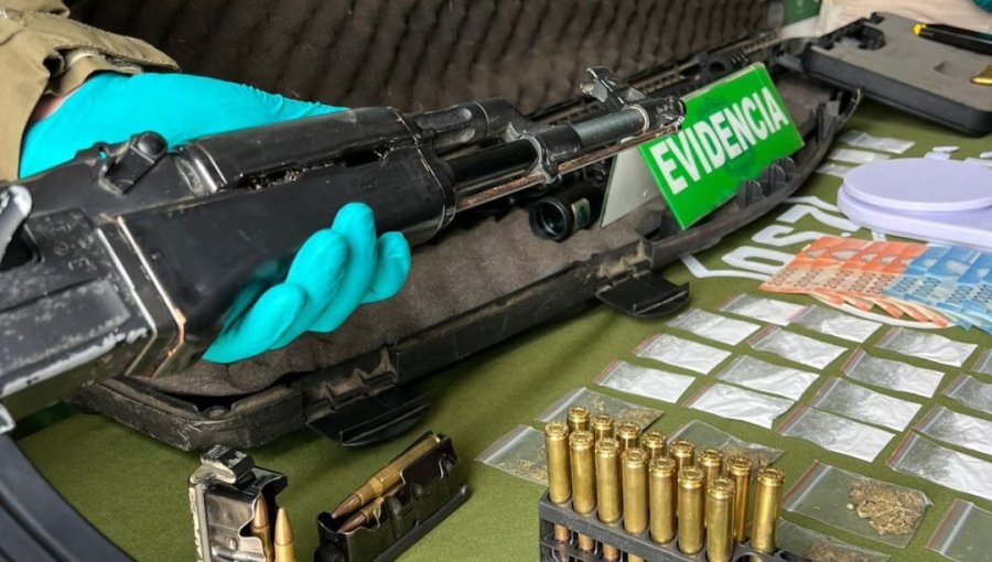 Detienen a dos hombres por tráfico ilícito de drogas y porte ilegal de armas y municiones en Panguipulli