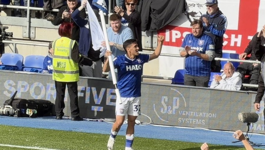 Pese a pifias de los hinchas del Norwich City, Marcelino Núñez fue clave para consolidar la victoria del Ipswich Town en el clásico