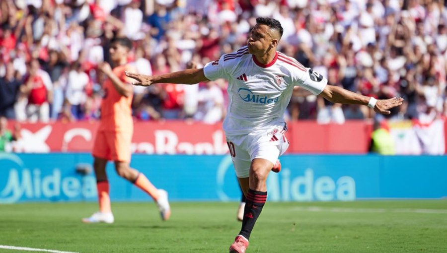 Alexis Sánchez convirtió de penal en goleada 4-1 del Sevilla ante el Barcelona en La Liga