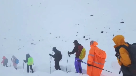 Los testimonios de personas rescatadas del Everest tras luchar contra la hipotermia en medio de una feroz tormenta