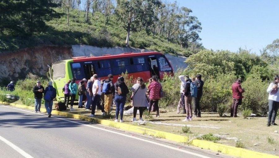 Conductor de micro evitó tragedia en Laguna Verde tras perder el control y casi desbarrancar con decena de pasajeros