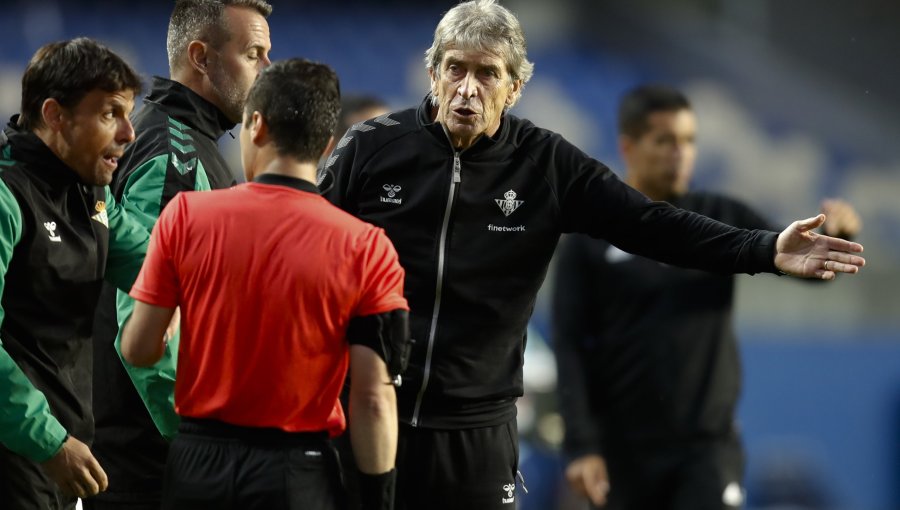 Manuel Pellegrini explotó contra árbitro a pesar de épico triunfo del Betis: "Una decisión absurda"