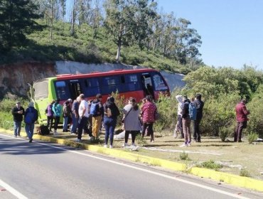 Conductor de micro evitó tragedia en Laguna Verde tras perder el control y casi desbarrancar con decena de pasajeros