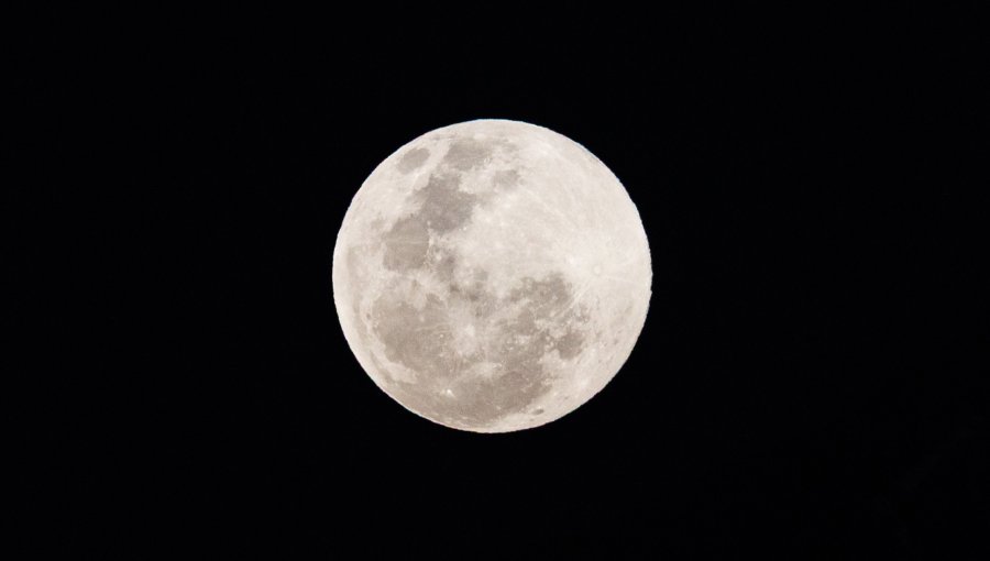 Más grande y brillante: Revisa las imágenes de la Superluna de octubre que se roba las miradas