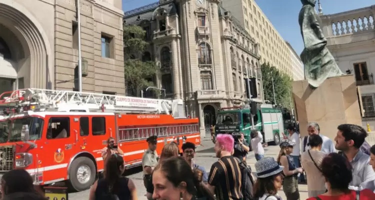 Edificio del Ministerio de Justicia fue evacuado por incendio: emergencia se habría originado por un "desperfecto eléctrico"