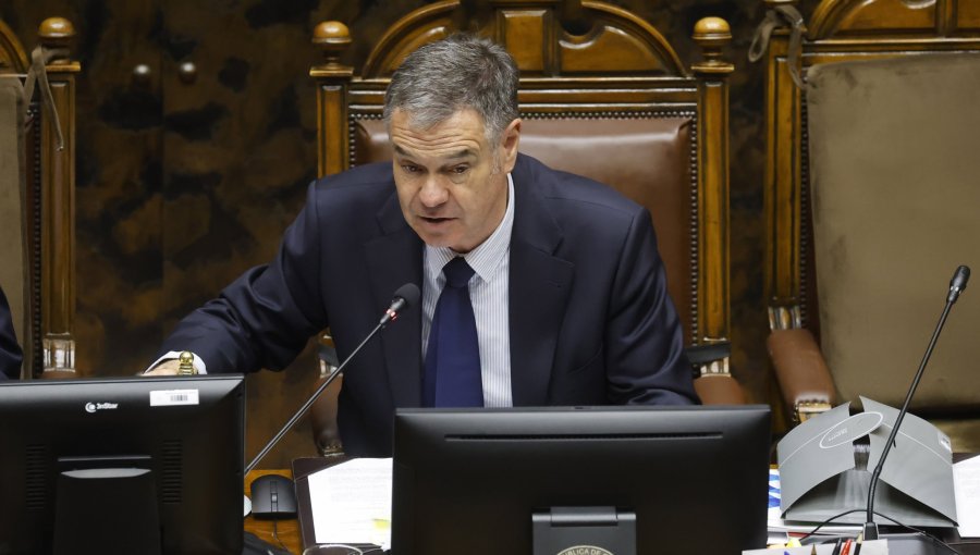 Presidente del Senado busca respaldo del Gobierno para rebajar "súper sueldos" del Congreso
