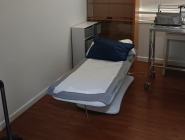Clausuran clínica estética clandestina en Las Condes: se encontró a una mujer sedada que se iba a someter a una abdominoplastía