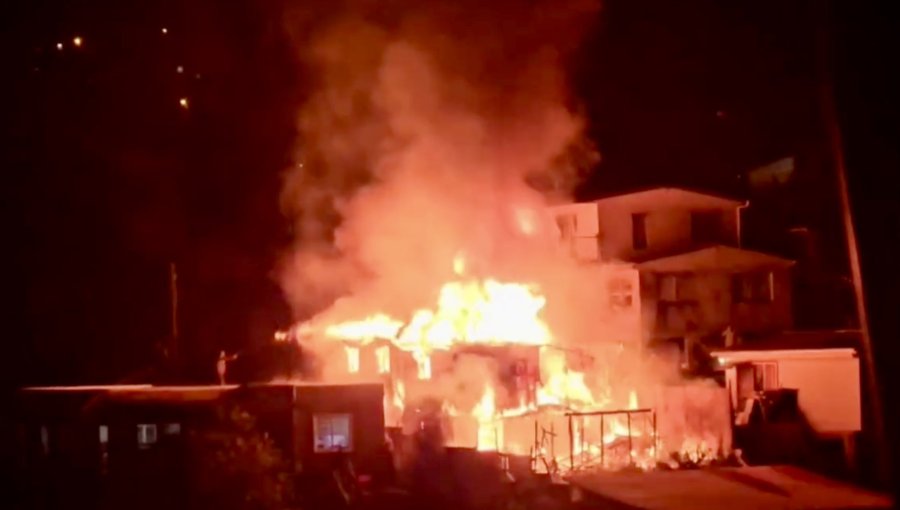 Incendio estructural destruyó dos viviendas en el cerro Jiménez de Valparaíso