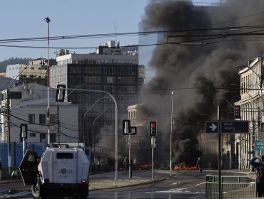 Nueva caótica jornada en Valparaíso: portuarios vuelven a encender barricadas y obligan a cortar el tránsito en la Av. Errázuriz
