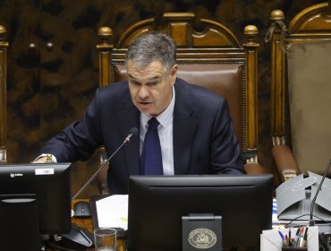 Presidente del Senado busca respaldo del Gobierno para rebajar "súper sueldos" del Congreso