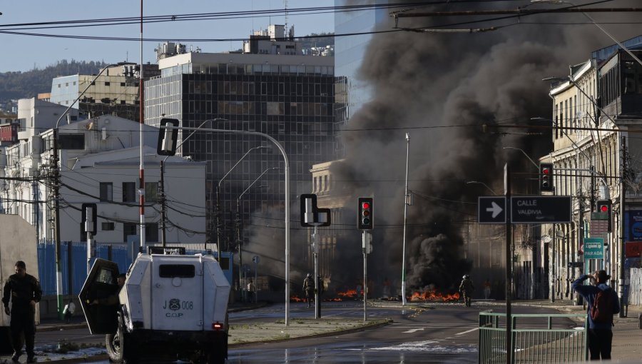 Nueva caótica jornada en Valparaíso: portuarios vuelven a encender barricadas y obligan a cortar el tránsito en la Av. Errázuriz