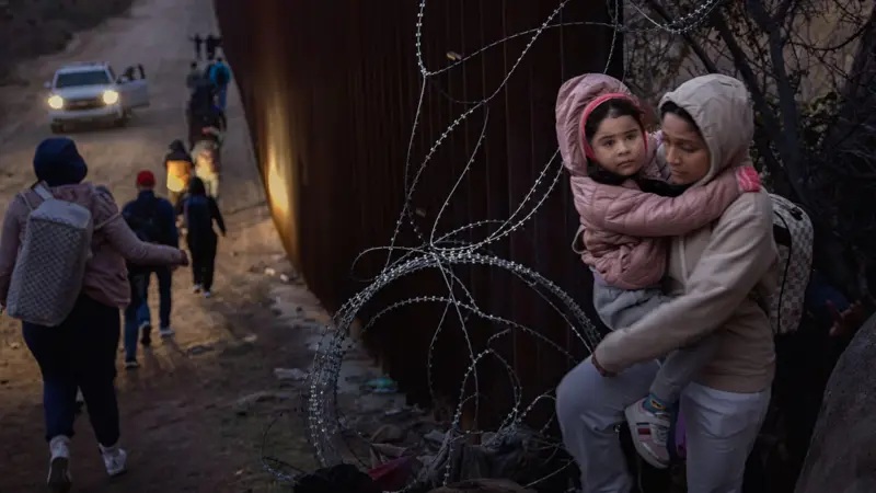 Cruces ilegales en la frontera entre EE.UU. y México alcanzan su nivel más bajo en más de 50 años