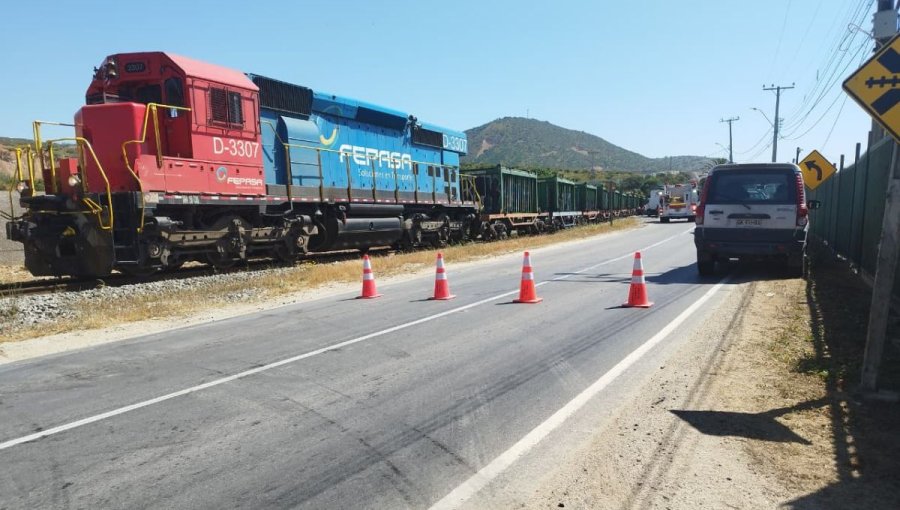 Tres personas lesionadas deja colisión entre tren de carga y camión en localidad quillotana de San Pedro