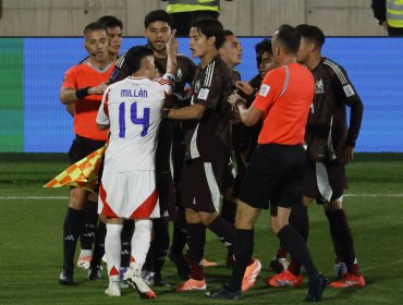 Defensa mexicano pidió disculpas a Chile por polémica celebración de su compañero al final del partido