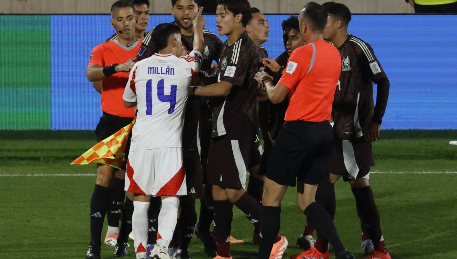 Defensa mexicano pidió disculpas a Chile por polémica celebración de su compañero al final del partido