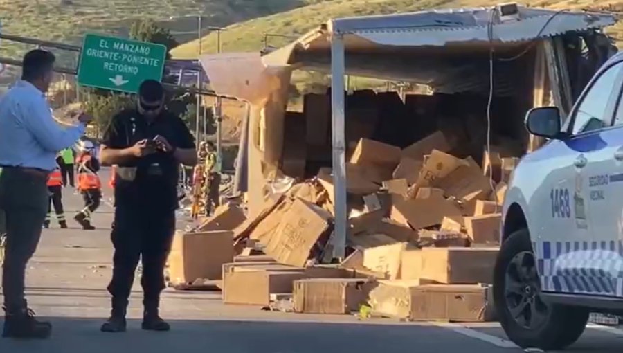 Investigan posible ataque a balazos previo a accidente protagonizado por camión en la ruta 5 Norte y que dejó dos fallecidos