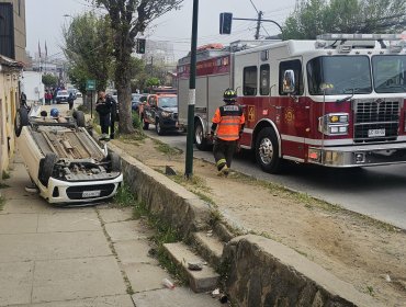 Automóvil termina volcado y sobre la vereda en la calle Quillota de Viña del Mar