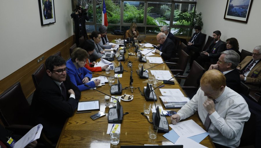 Comisión de Hacienda del Senado aprueba indicación del Gobierno para reponer el feriado bancario del 31 de diciembre