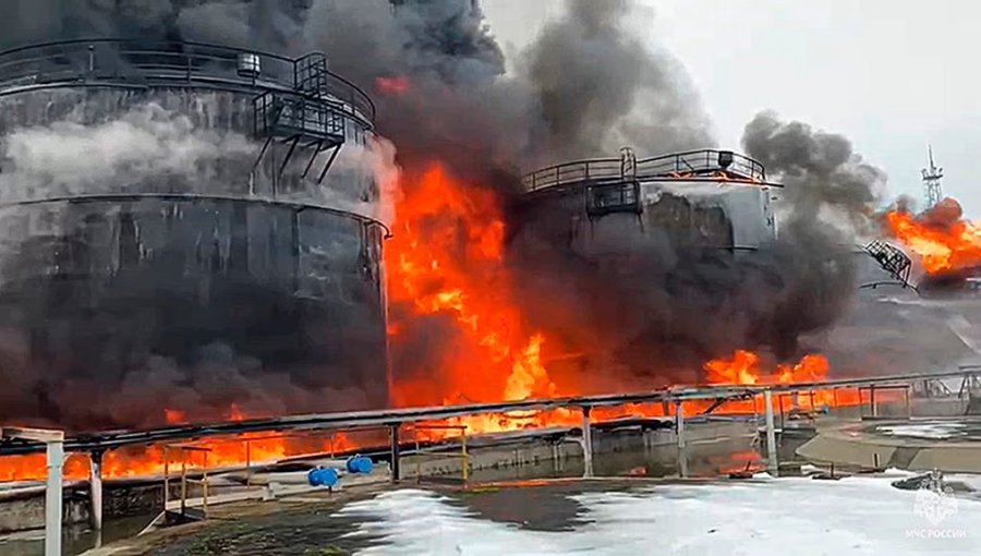 Cómo Ucrania ha convertido los ataques contra plantas petroleras rusas en una de sus principales tácticas de guerra