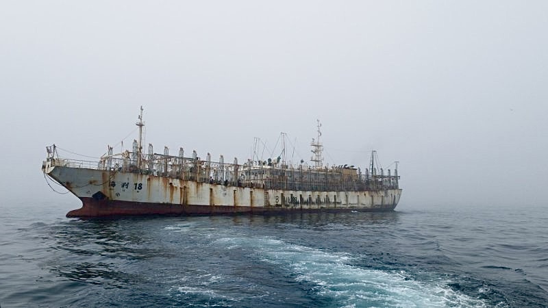 Refuerzan vigilancia sobre flotas chinas en alta mar y aseguran que no han ingresado a pescar a zona económica exclusiva de Chile