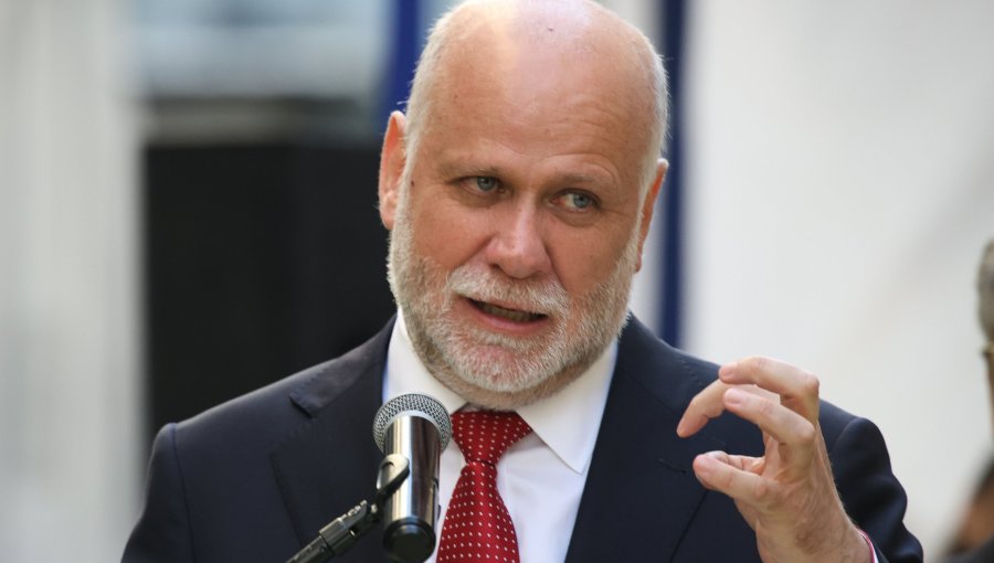 Elizalde enfrenta críticas de Kast y afirma que "si se pretenden instalar fake news o mentiras, lo que corresponde es aclararlas"