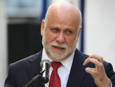 Elizalde enfrenta críticas de Kast y afirma que "si se pretenden instalar fake news o mentiras, lo que corresponde es aclararlas"