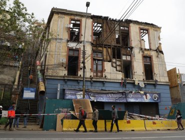 Fachada de vivienda con orden de demolición se derrumbó en la Av. Colón de Valparaíso