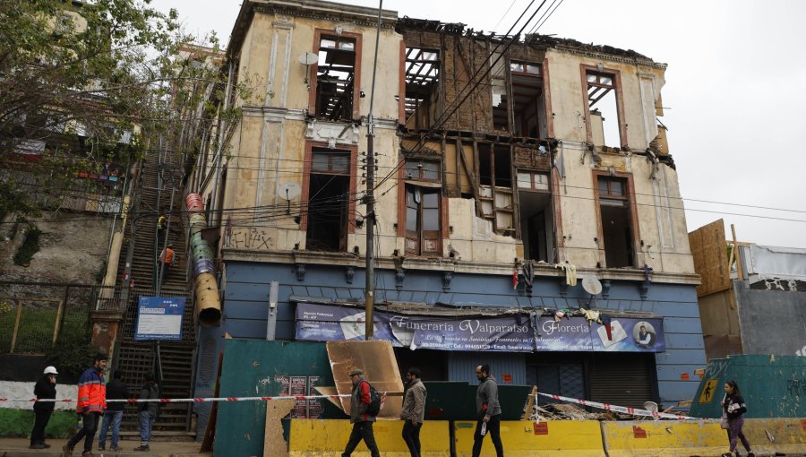 Fachada de vivienda con orden de demolición se derrumbó en la Av. Colón de Valparaíso