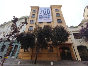 "Chile merece 750 mil pesos mensuales": Comando de Jara desplegó lienzo en su sede promoviendo propuesta de ingreso vital