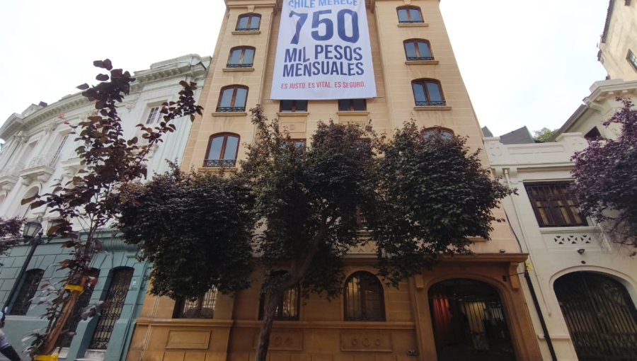 "Chile merece 750 mil pesos mensuales": Comando de Jara desplegó lienzo en su sede promoviendo propuesta de ingreso vital