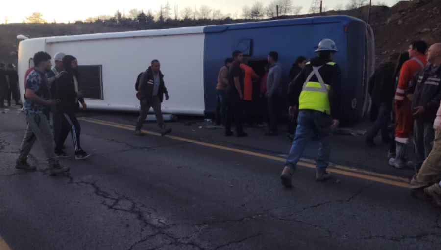 Bus con trabajadores de El Teniente volcó en la Carretera del Cobre