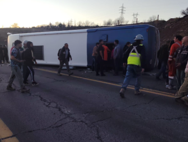 Bus con trabajadores de El Teniente volcó en la Carretera del Cobre
