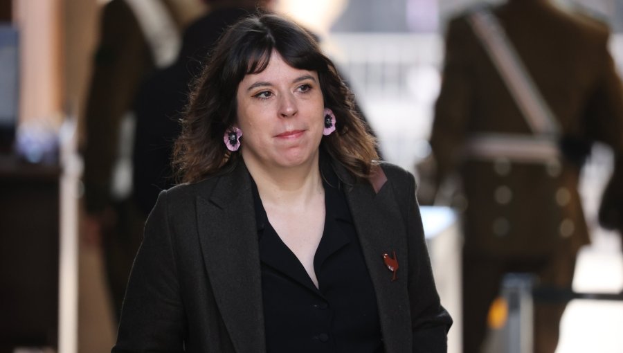 Presidenta del FA rechaza dichos de Tohá sobre la izquierda: "Asume una caricatura establecida por la derecha"