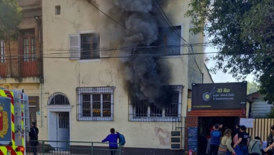Incendio afectó a una vivienda de dos pisos en el cerro Los Placeres de Valparaíso: Bomberos trabajan evitar la propagación del fuego