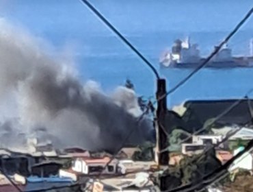 Un adulto mayor sufrió quemaduras y un bombero lesiones en incendio que afectó una vivienda en el cerro Los Placeres de Valparaíso