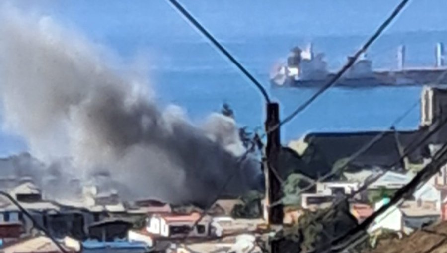 Un adulto mayor sufrió quemaduras y un bombero lesiones en incendio que afectó una vivienda en el cerro Los Placeres de Valparaíso