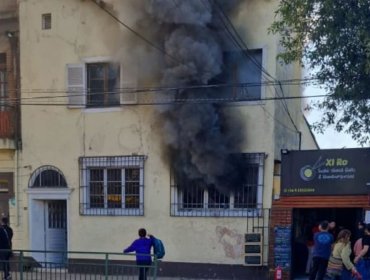 Incendio afecta a una vivienda de dos pisos en el cerro Los Placeres de Valparaíso: Bomberos trabajan evitar la propagación del fuego