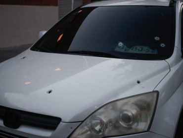 Detienen a conductor ebrio en vehículo que presentaba 18 impactos de bala en Santiago