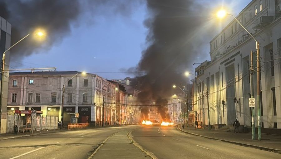 Portuarios nuevamente encendieron barricadas en la Av. Errázuriz de Valparaíso