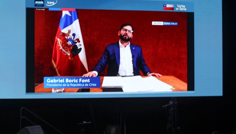 Presidente Boric encabezó la inauguración de Enade con interrumpido discurso desde Roma: "Chile no se cae a pedazos"