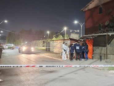 Hombre de entre 20 a 25 años fue asesinado de múltiples disparos en block de Quilicura