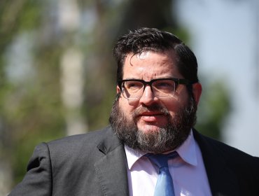 Asesor de Kast aclara controversia por columna y afirma que en "ningún caso" todos los funcionarios son "párasitos" del Estado