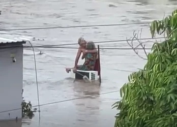 "Volvimos a nacer los dos": El conmovedor relato de una pareja de ancianos que sobrevivió a las inundaciones en México