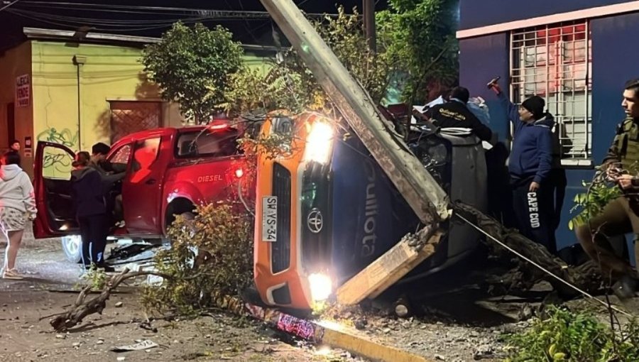 Cuatro personas resultaron lesionadas tras colisión entre auto y vehículo de Seguridad Ciudadana que terminó volcado en Quillota