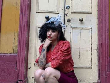 Mon Laferte causa revuelo en Valparaíso al grabar videoclip nocturno en plena avenida Altamirano