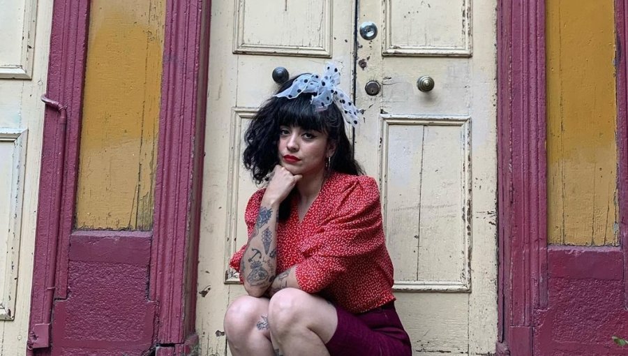 Mon Laferte causa revuelo en Valparaíso al grabar videoclip nocturno en plena avenida Altamirano